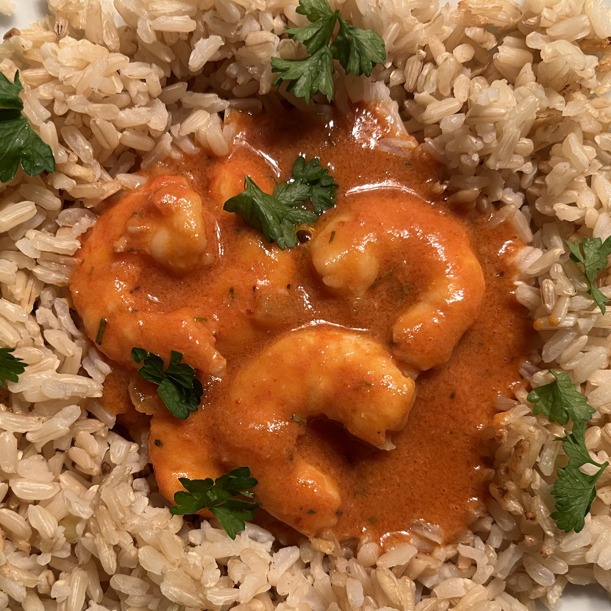 Photo de recette de crevettes aux tomates servies avec du riz © Néoli