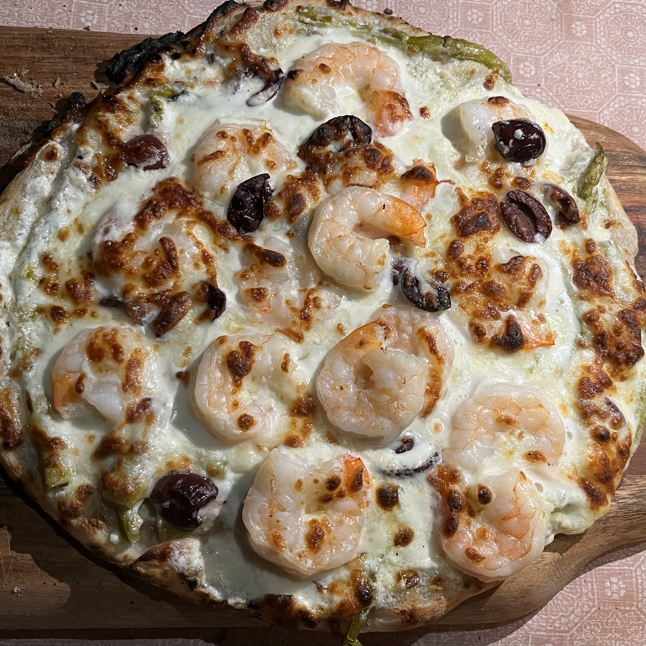 Photo d'une pizza aux crevettes et asperges © Néoli