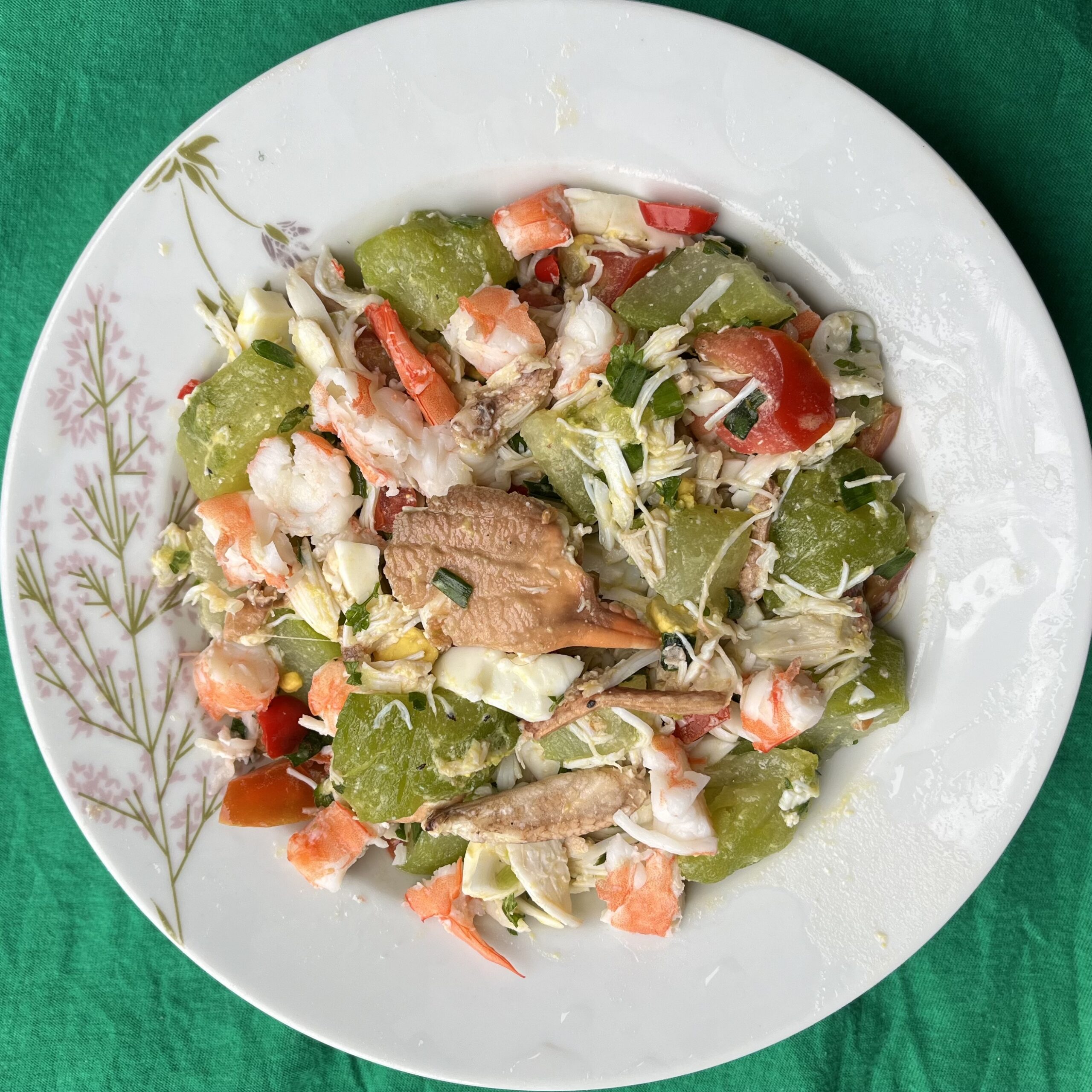 Photo d'une assiette de salade de crabe et crevettes aux chouchoutes © Néoli